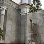 Continuă lucrările de tencuire la Biserica „Sfântul Mare Mucenic Dimitrie”.