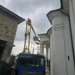 În cadrul lucrărilor de reparație au fost montate geamuri noi din stejar.